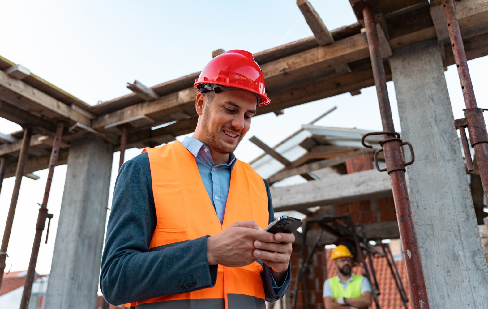 construction-worker-on-mobile-phone
